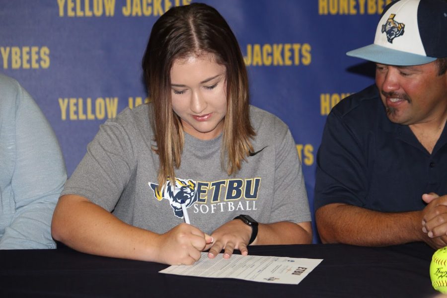 Julia Flores signs with East Baptist University