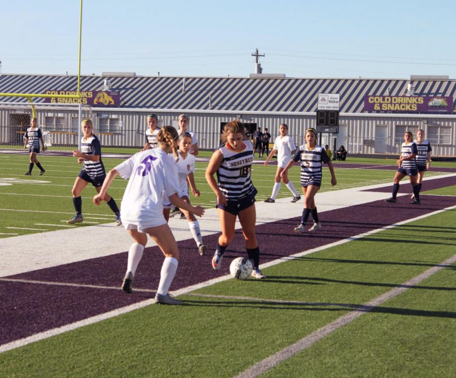 Junior+forward+Ciara+Johnston+leads+a+swarm+of+Bees+to+an+attack+up+field+in+a+2018+district+matchup+against+Abilene+Wylie.+%0A